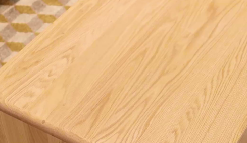 This difference between plain sawn and quarter sawn is especially noticeable on oak.